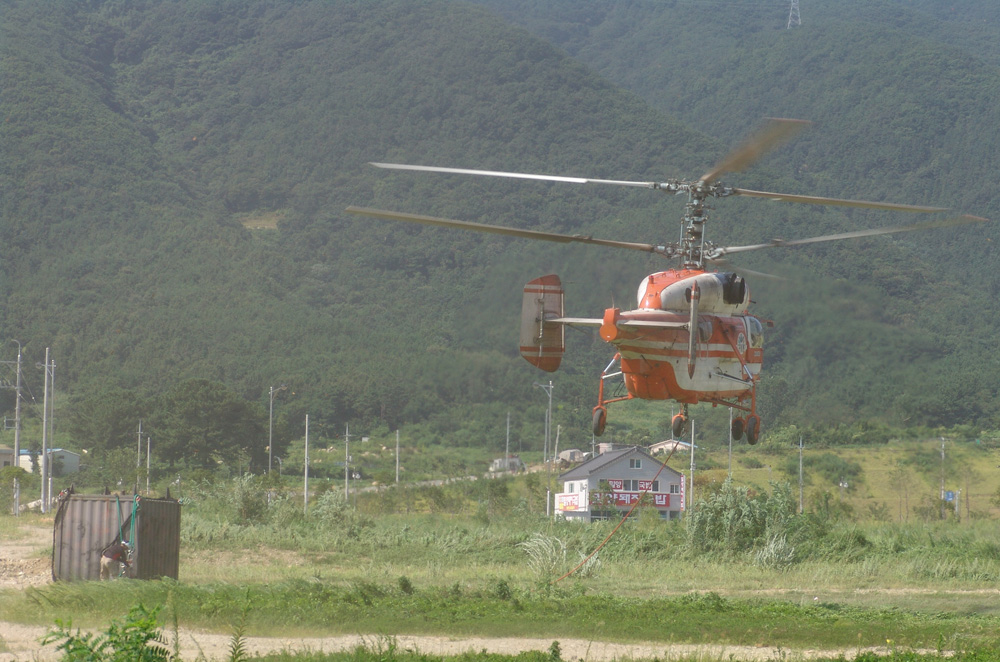 불모산 무선중계기 교체위해 헬기로 자재운반 이미지2