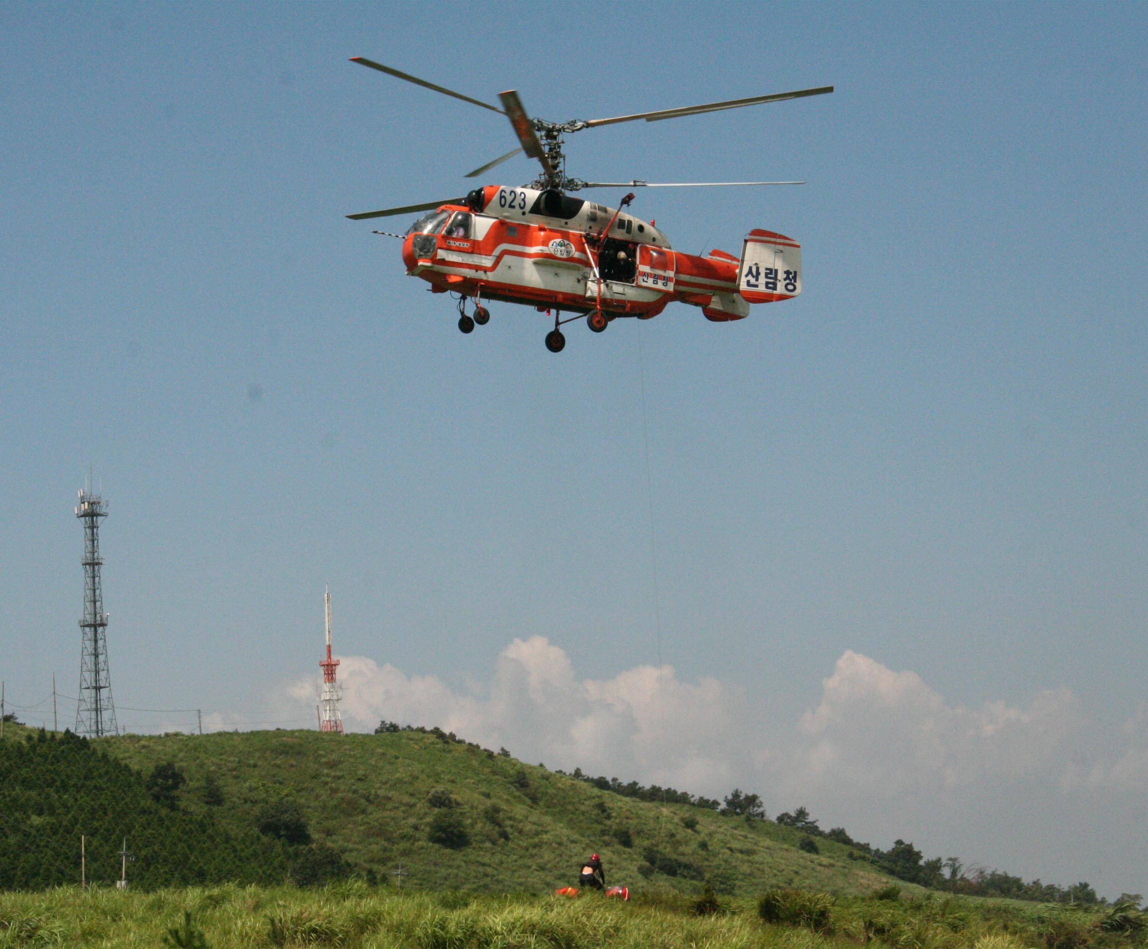 태풍으로 물에 빠진 시민 구조하는 산림청헬기 이미지1