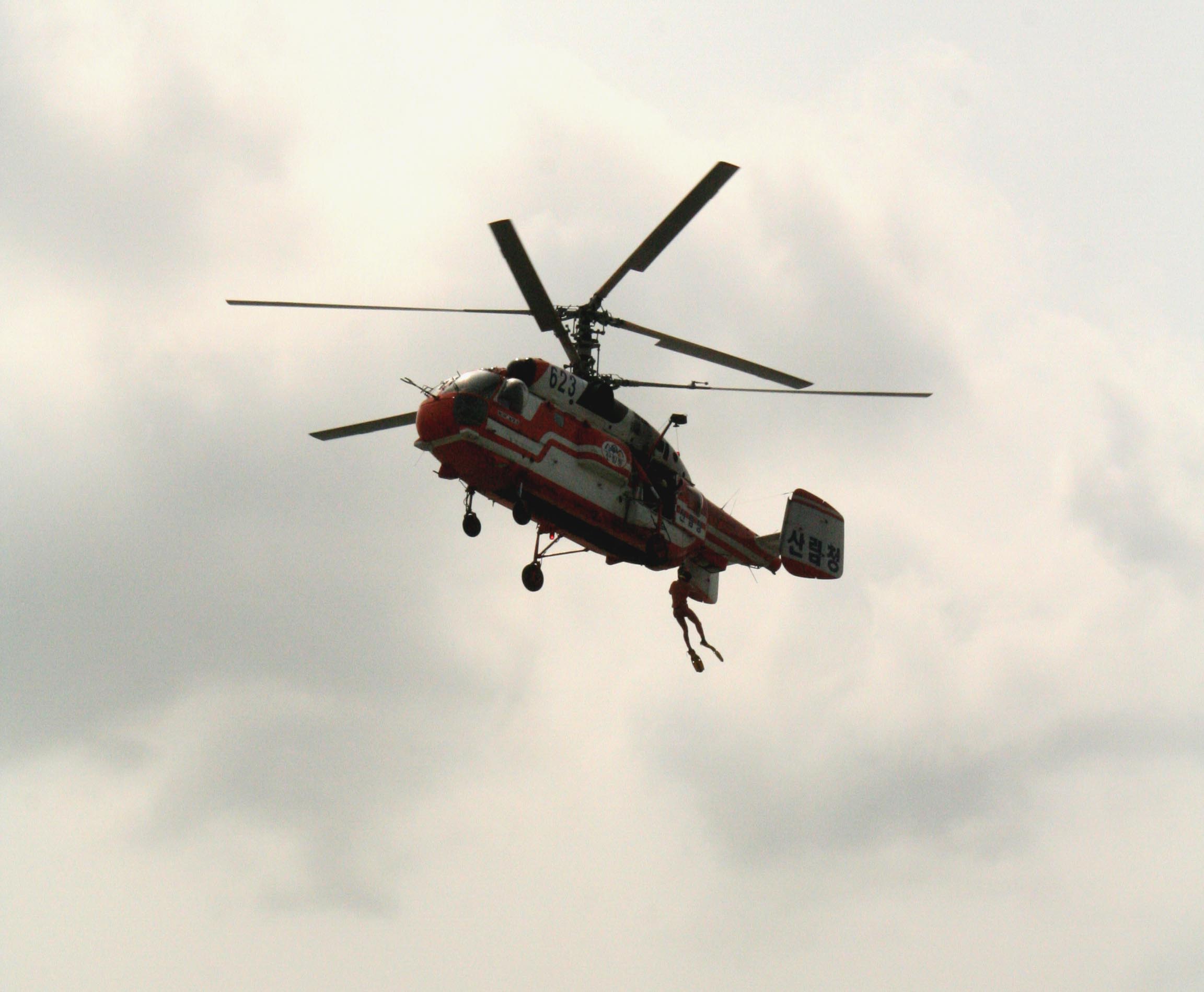 태풍으로 물에 빠진 시민 구조하는 산림청헬기 이미지2