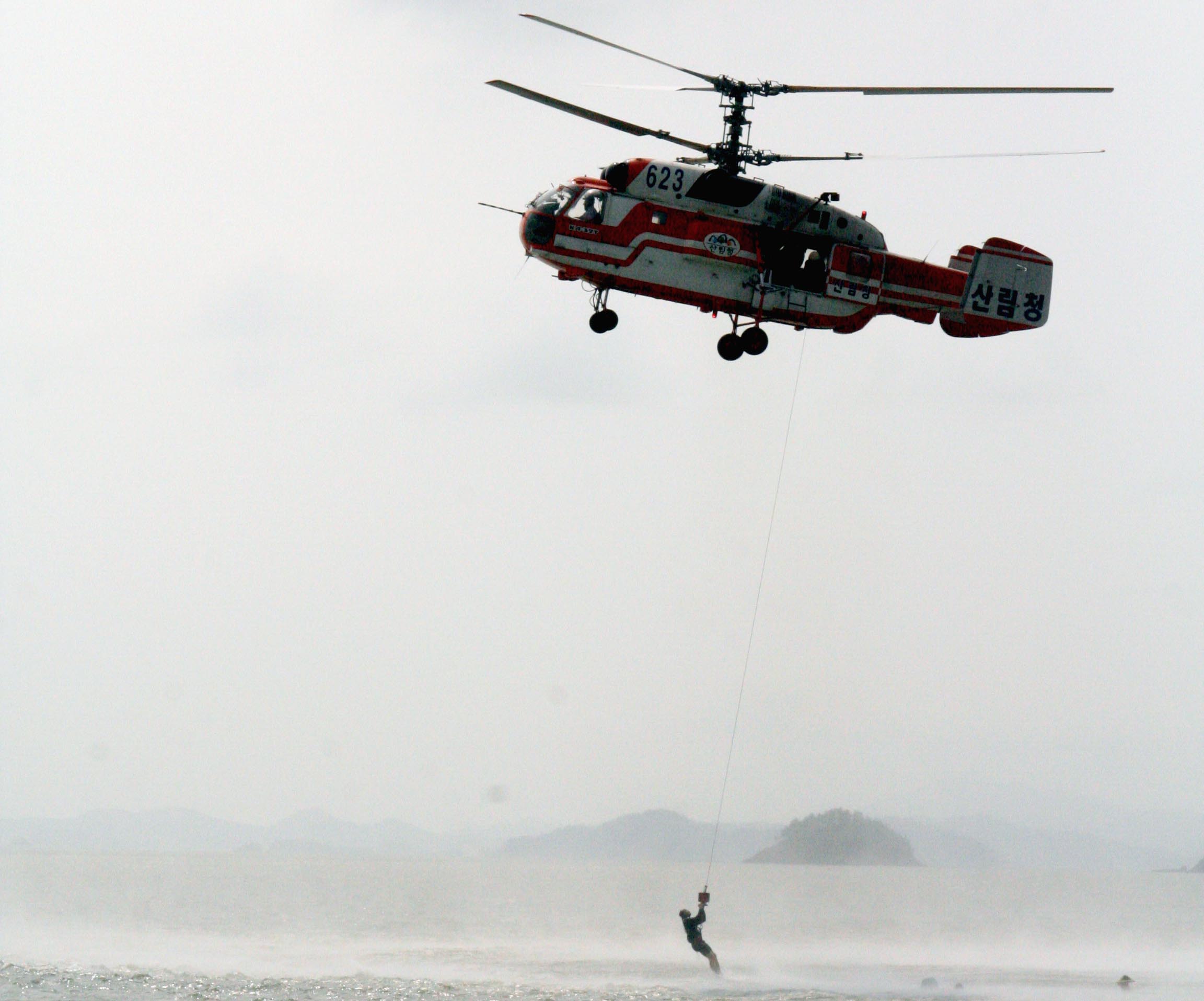 태풍으로 물에 빠진 시민 구조하는 산림청헬기 이미지3