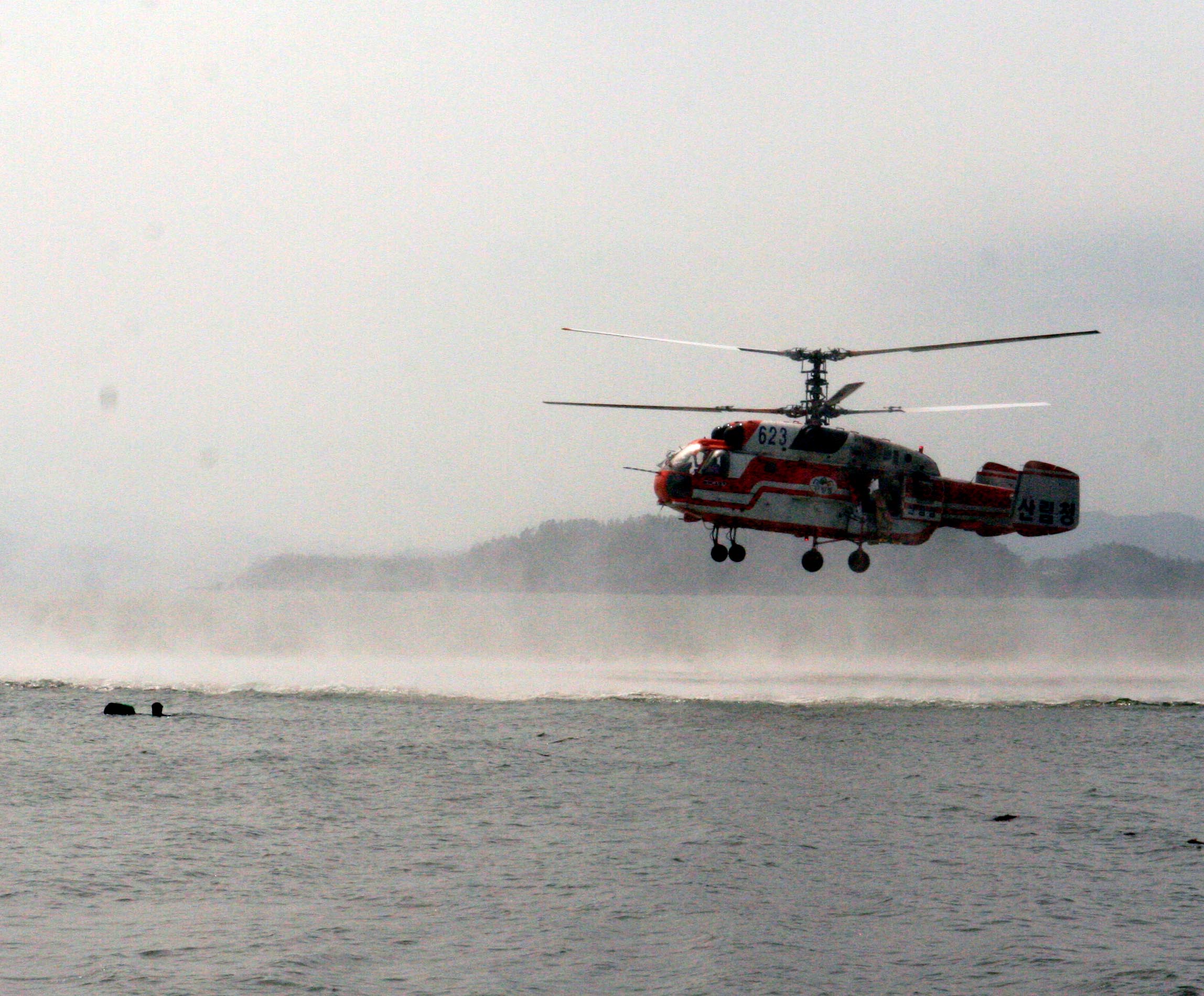 태풍으로 물에 빠진 시민 구조하는 산림청헬기 이미지4