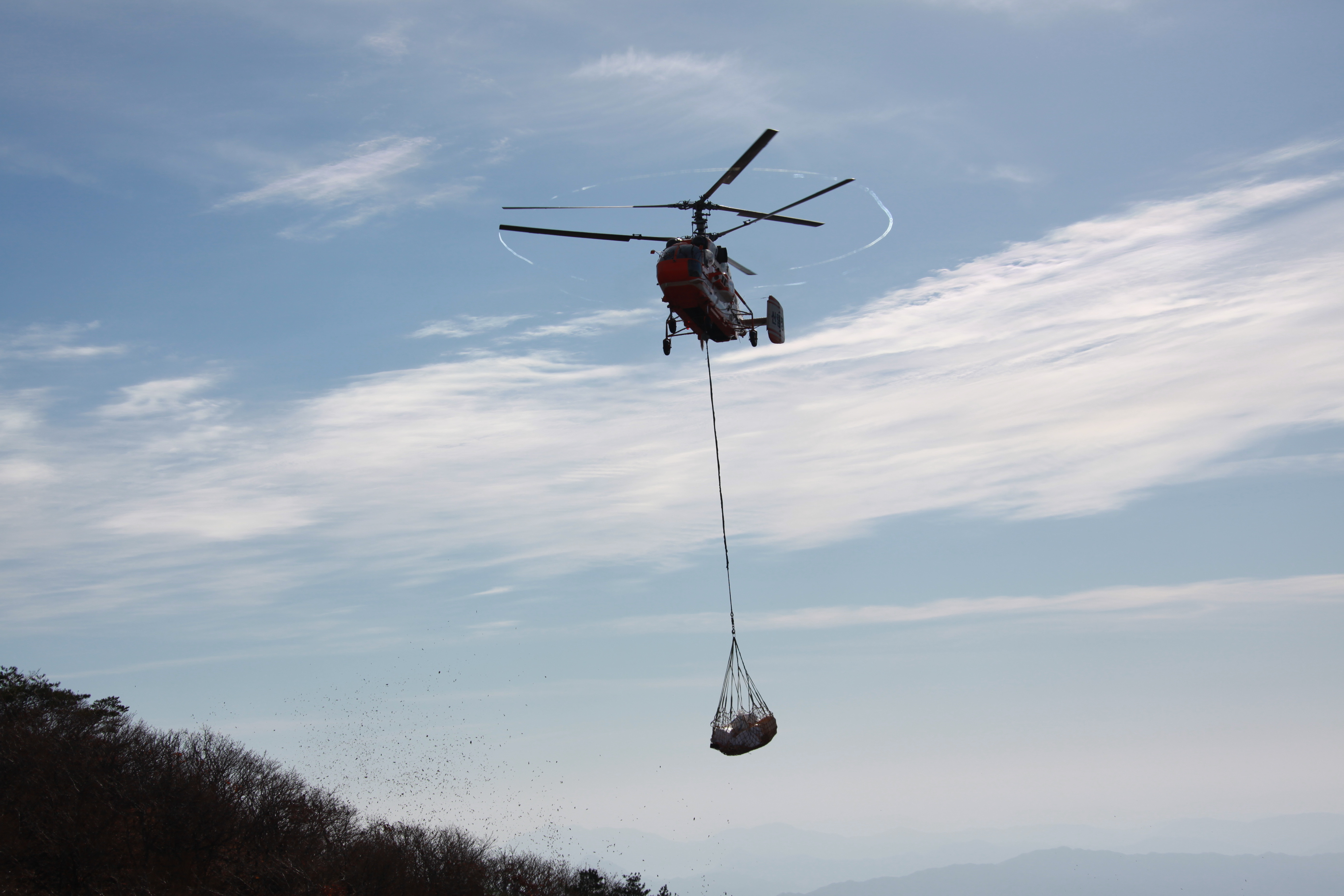 산림청 청양산림항공관리소, 산 정상 헬기 자재운반 이미지3
