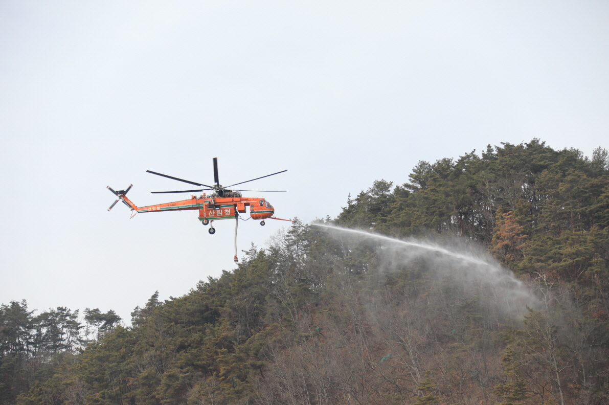 산림청 안동산림항공관리소, 이동식 저수조를 활용한 헬기 담수 훈련 실시 이미지5