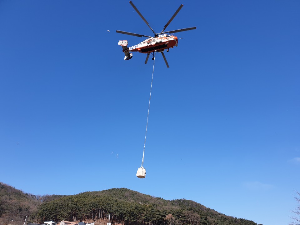 산림청 대형헬기, 광덕산 산불무인감시카메라 설치작업에 투입! 이미지1
