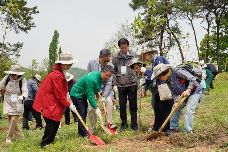 산림문학인과 함께하는 나무심기 행사 개최